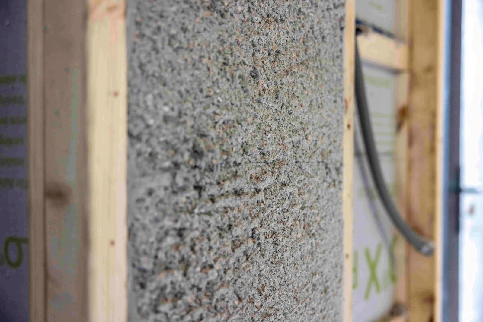Isoproc cellulose ingeblazen in een houtskeletwand, gevelisolatie van binnenuit